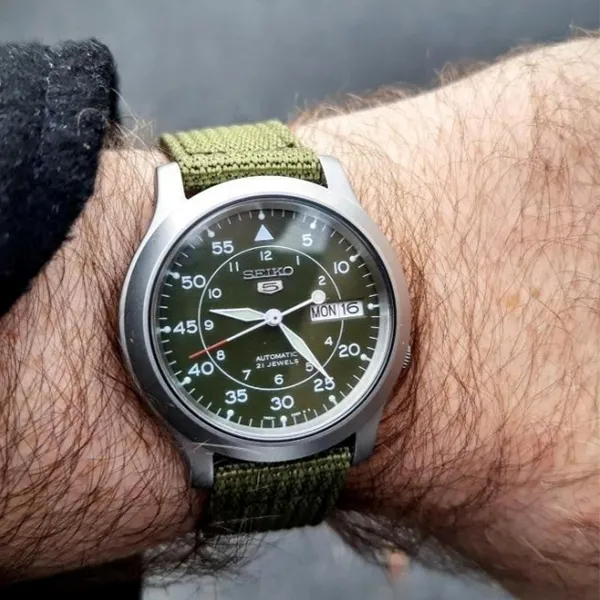 Đồng Hồ Nam Seiko Automatic Hardlex Crystal SNK805K2 Màu Xanh Quân Đội