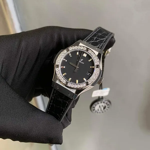 Đồng Hồ Nữ Hublot Classic Fusion Titanium Diamonds 33mm Màu Đen