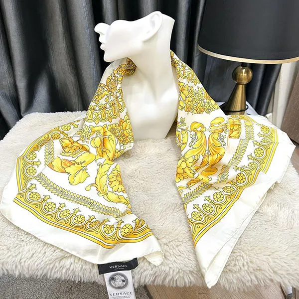 Khăn Nữ Versace Baroque Print Scarf Màu Vàng