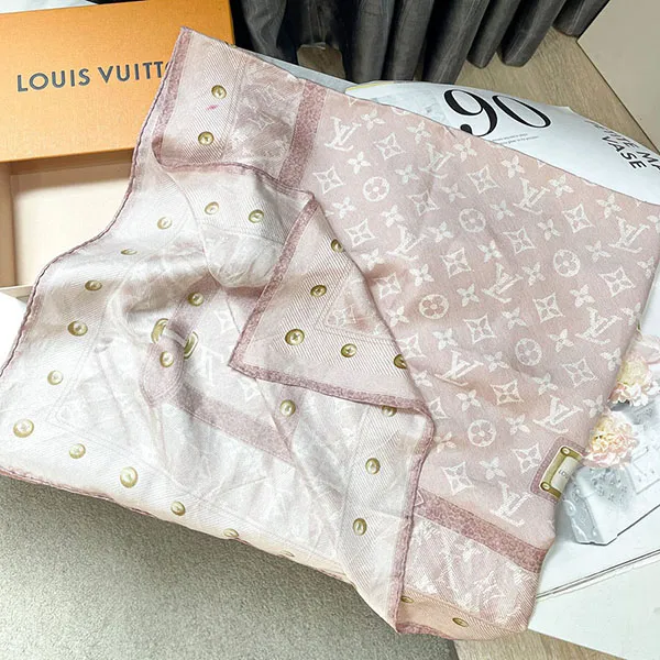 Khăn Quàng Cổ Nữ Louis Vuitton LV Monogram Classic Scarf Màu Hồng Nhạt