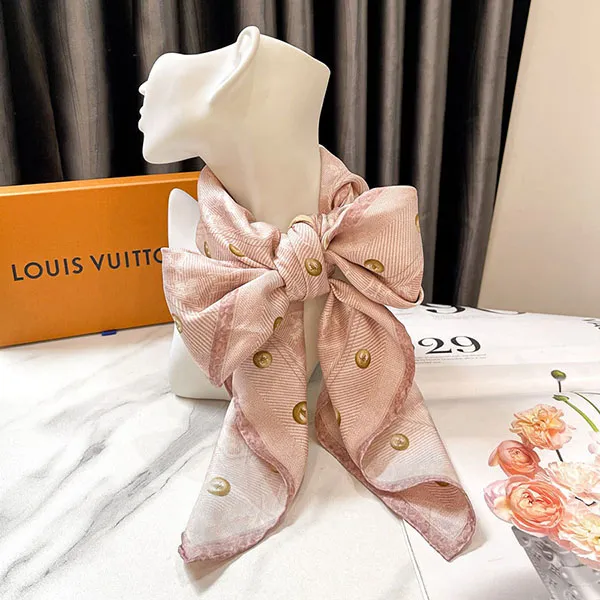 Khăn Quàng Cổ Nữ Louis Vuitton LV Monogram Classic Scarf Màu Hồng Nhạt