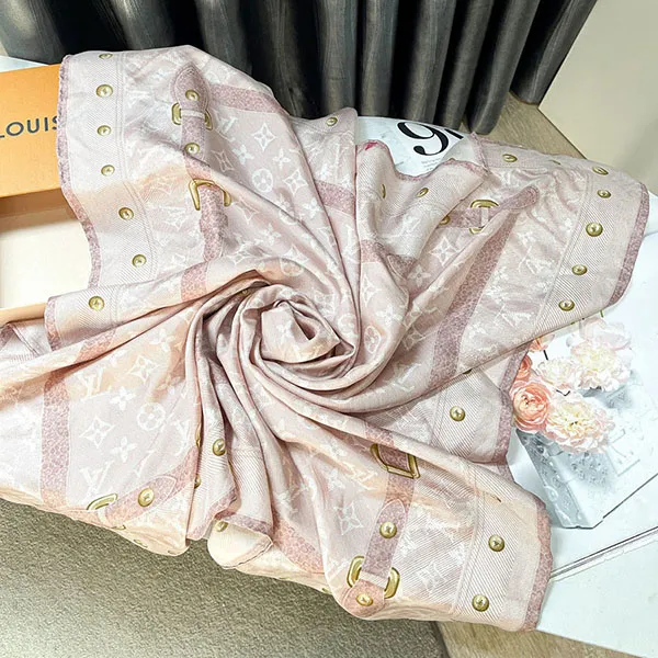 Khăn Quàng Cổ Nữ Louis Vuitton LV Monogram Classic Scarf Màu Hồng Nhạt