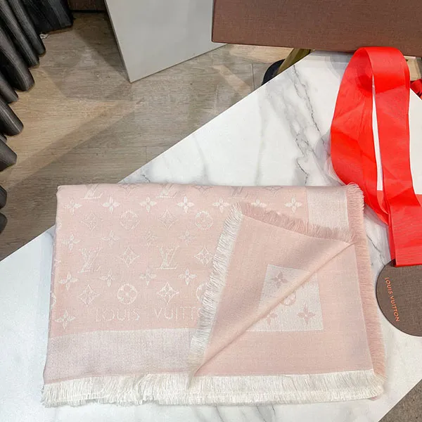 Khăn Quàng Cổ Nữ Louis Vuitton LV Monogram Shine Màu Hồng Nhạt