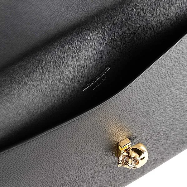Túi Cầm Tay Nam Alexander Mcqueen Skull Black Grained Leather Clutch Màu Đen