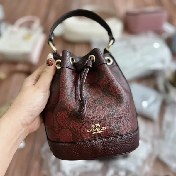 Túi Đeo Chéo Nữ Coach Dempsey Drawstring Bucket Bag Màu Đỏ Nâu