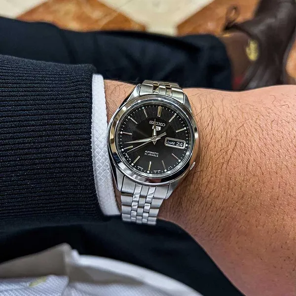 Đồng Hồ Nam Seiko 5 Black Dial Stainless Steel Men's Watch SNKL23J1 Màu Đen Bạc
