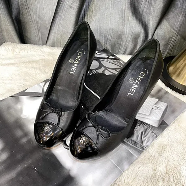 Giày Cao Gót Nữ Chanel Black Leather And Patent CC Cap Toe Pumps Màu Đen Size 39
