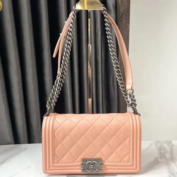 Túi Đeo Chéo Nữ Chanel Medium Boy Bag Màu Hồng Phấn