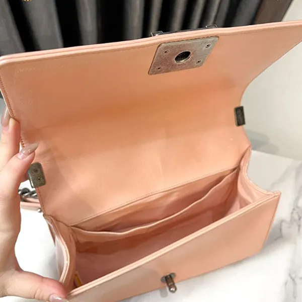 Túi Đeo Chéo Nữ Chanel Medium Boy Bag Màu Hồng Phấn
