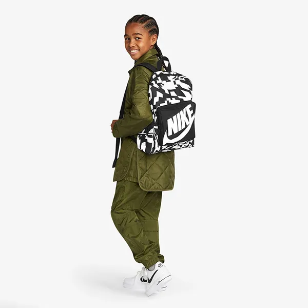 Balo Trẻ Em Nike Classic FA22 Boys Backpack DQ5158-010 Màu Trắng Đen