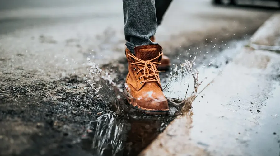 Hậu quả của việc để giày da bị ướt mưa 