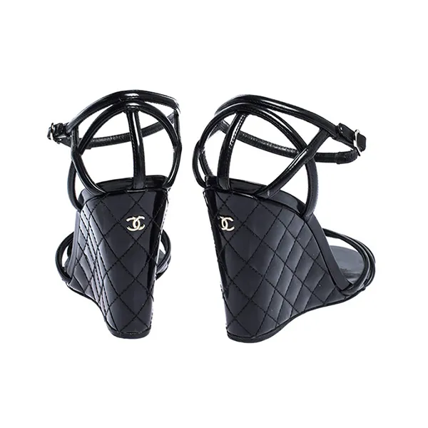 Dép Cao Gót Nữ Chanel Black Patent Leather Ankle Strap Quilted Wedge Open Toe Sandals Màu Đen Size 34.5 - Dép - Vua Hàng Hiệu