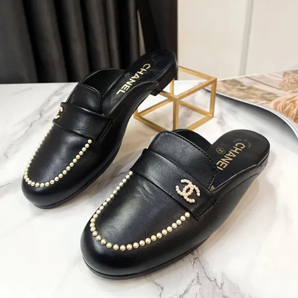 Dép Sục Nữ Chanel Black Leather CC Pearl Embellished Flat Loafers Màu Đen Size 36.5
