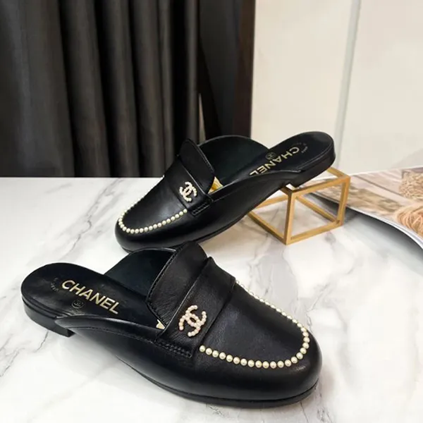 Dép Sục Nữ Chanel Black Leather CC Pearl Embellished Flat Loafers Màu Đen Size 36.5