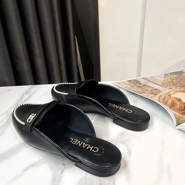 Dép Sục Nữ Chanel Black Leather CC Pearl Embellished Flat Loafers Màu Đen Size 36.5