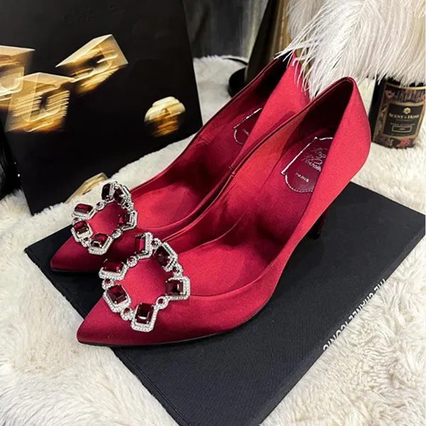 Giày Cao Gót Nữ Roger Vivier Flower Strass Buckle Cloth Heels Màu Đỏ Size 37.5 - Giày - Vua Hàng Hiệu