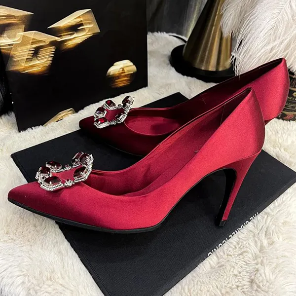 Giày Cao Gót Nữ Roger Vivier Flower Strass Buckle Cloth Heels Màu Đỏ Size 37.5 - Giày - Vua Hàng Hiệu