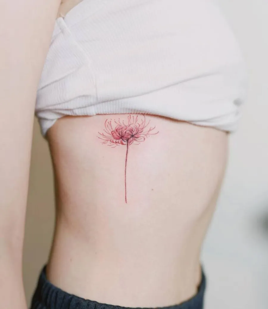 Hình xăm hoa bỉ ngạn nhỏ xinh bên trong cho những cô gái không thích phô trương