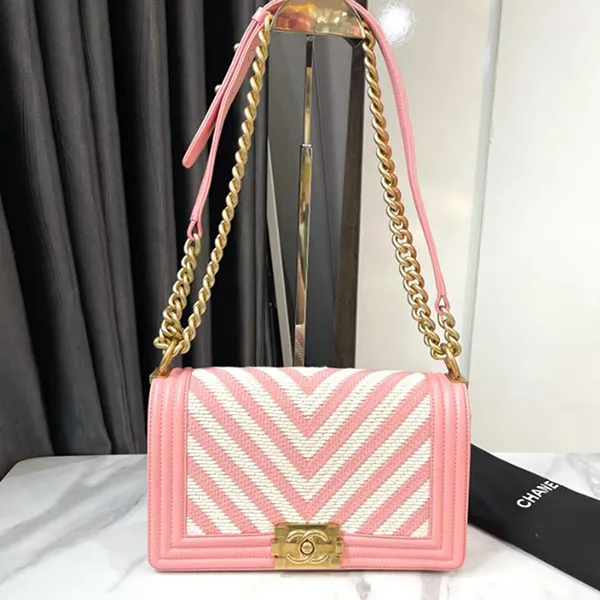 Túi Đeo Chéo Nữ Chanel Pink/White Chevron Braided Fabric and Leather Medium Boy Flap Bag Màu Hồng Trắng