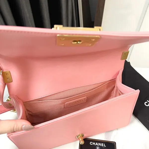 Túi Đeo Chéo Nữ Chanel Pink/White Chevron Braided Fabric and Leather Medium Boy Flap Bag Màu Hồng Trắng