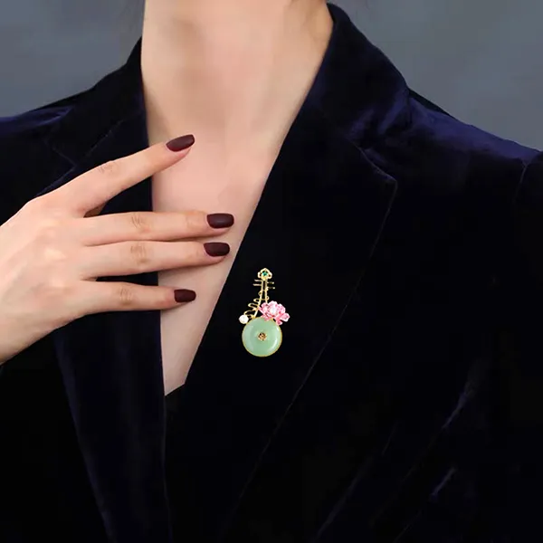 Cài Áo Nữ Meri Đàn Tỳ Bà Và Hoa Hải Đường BR669 Màu Xanh Hồng