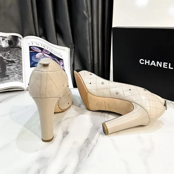 Giày Cao Gót Nữ Chanel Interlocking CC Logo Leather Pumps Màu Be Đen Size 38.5 - Giày - Vua Hàng Hiệu