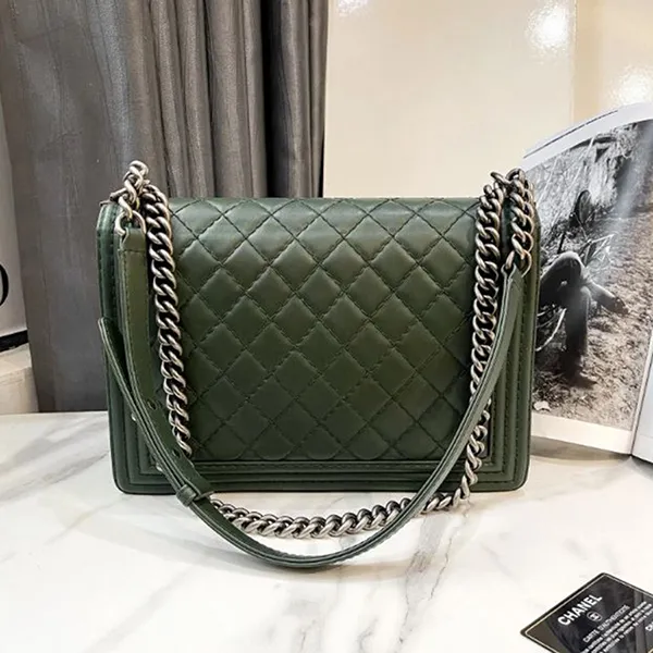 Túi Đeo Chéo Nữ Chanel Boy Flap Bag Quilted Calfskin Large Màu Xanh Rêu