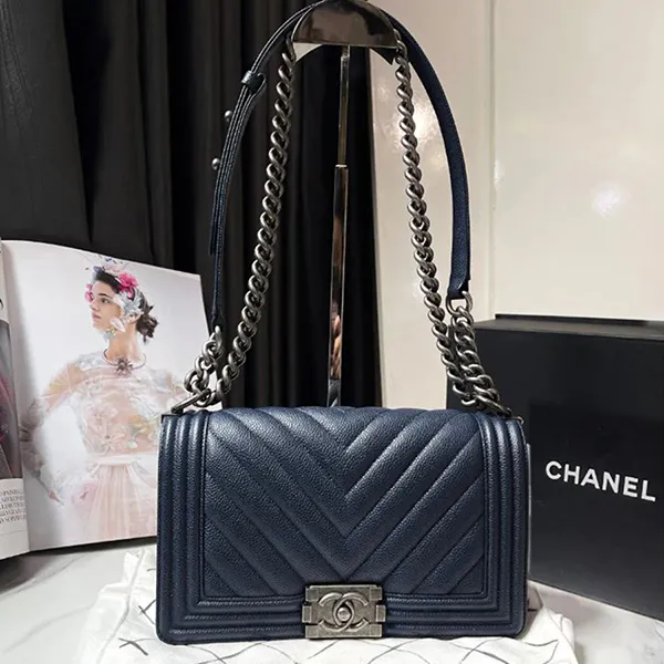 Túi Đeo Chéo Nữ Chanel Caviar Chevron Boy Medium Navy Blue Màu Xanh Navy