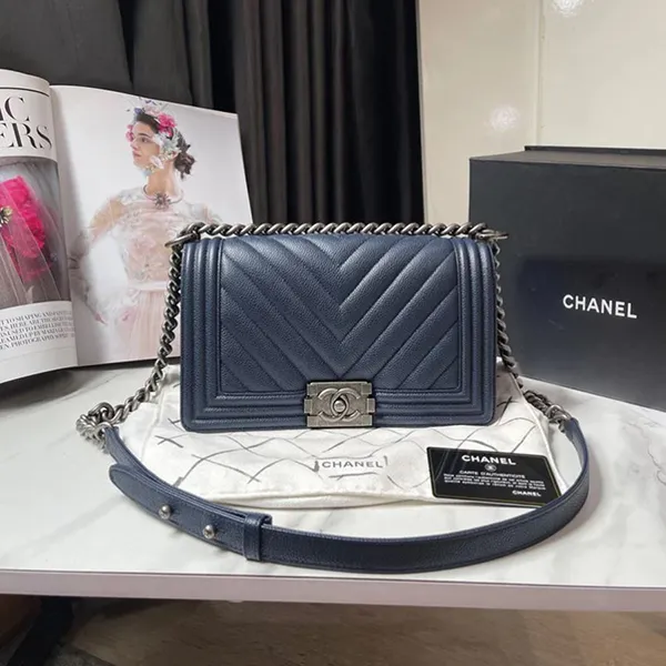 Túi Đeo Chéo Nữ Chanel Caviar Chevron Boy Medium Navy Blue Màu Xanh Navy