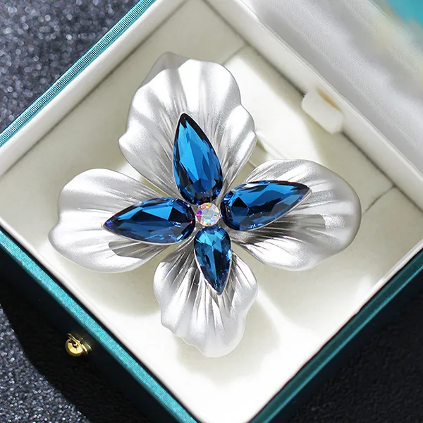 Cài Áo Nữ Meri Azure Bloom BR736 Màu Trắng Xanh