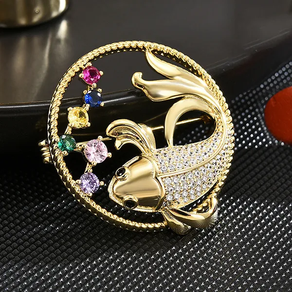 Cài Áo Nữ Meri Circle Jade Fish BR726 Màu Vàng Gold