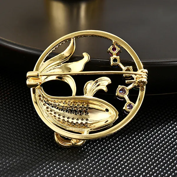 Cài Áo Nữ Meri Circle Jade Fish BR726 Màu Vàng Gold