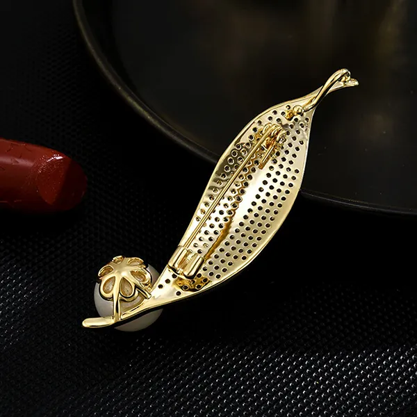 Cài Áo Nữ Meri Delicate Leaf BR722 Màu Vàng/Trắng