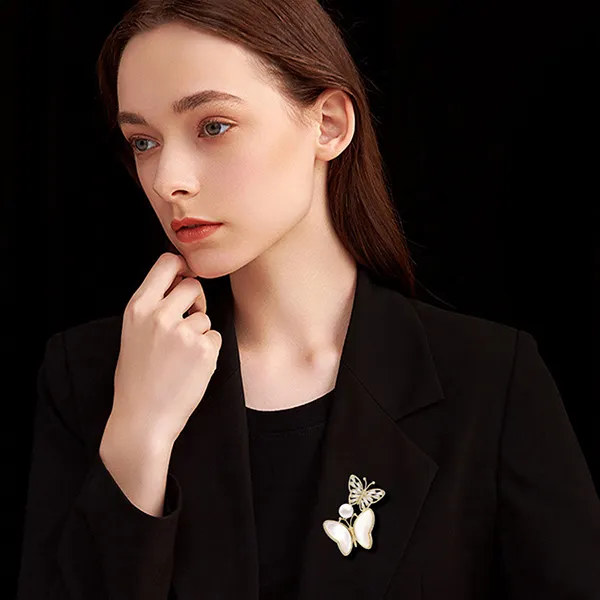 Cài Áo Nữ Meri Elegant Butterfly BR716 Màu Vàng/Trắng