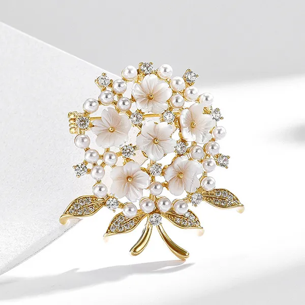 Cài Áo Nữ Meri Floral Pearl BR703 Màu Vàng/Trắng