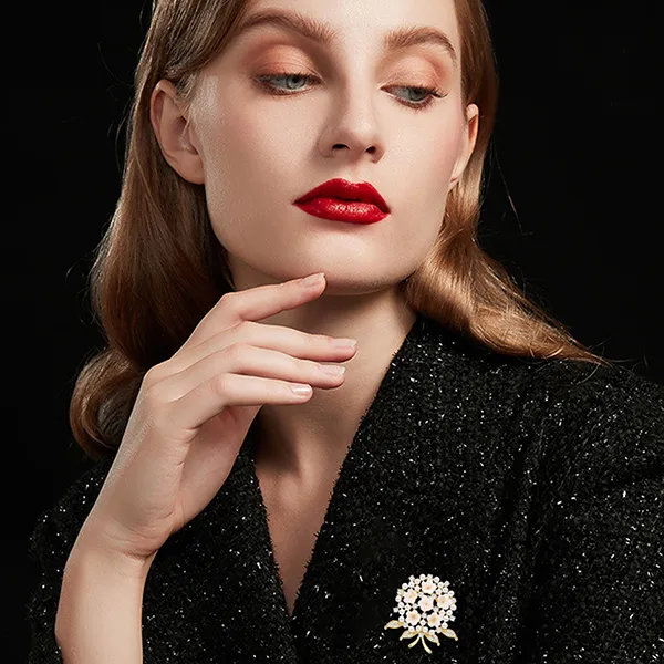 Cài Áo Nữ Meri Floral Pearl BR703 Màu Vàng/Trắng