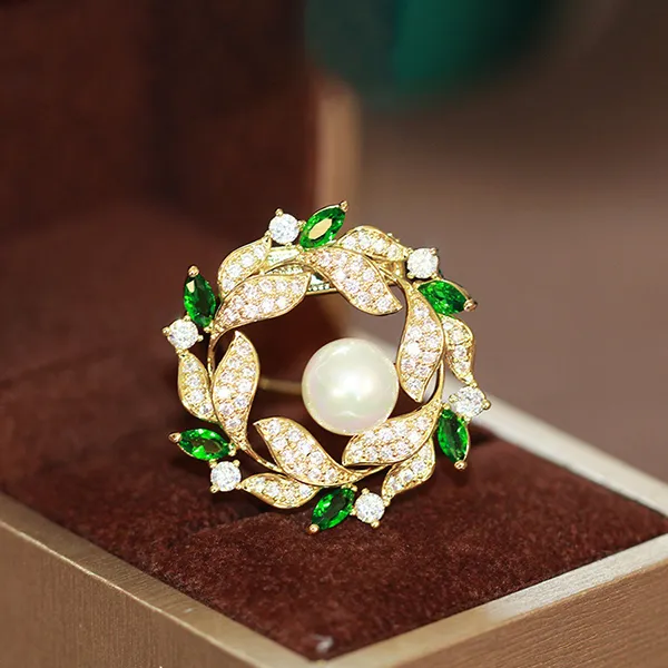 Cài Áo Nữ Meri Floral Wreath BR747 Màu Vàng/Trắng