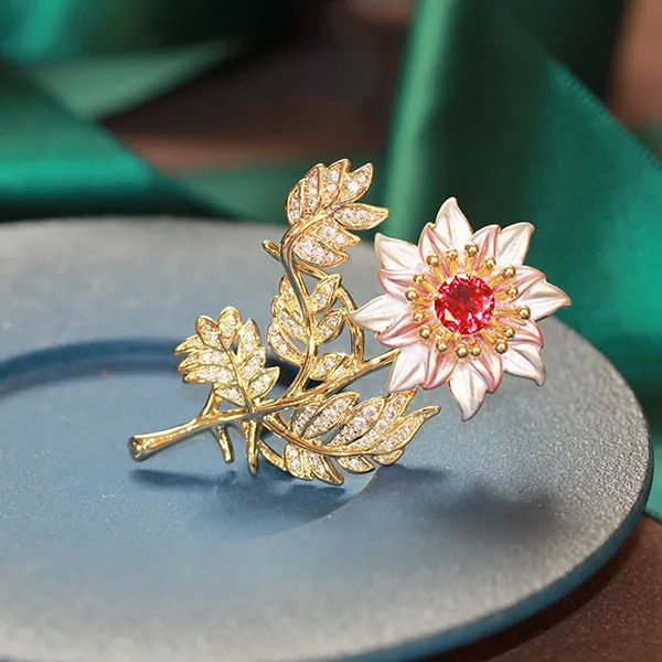 Cài Áo Nữ Meri Stunning Flower BR748-H Màu Vàng Hồng