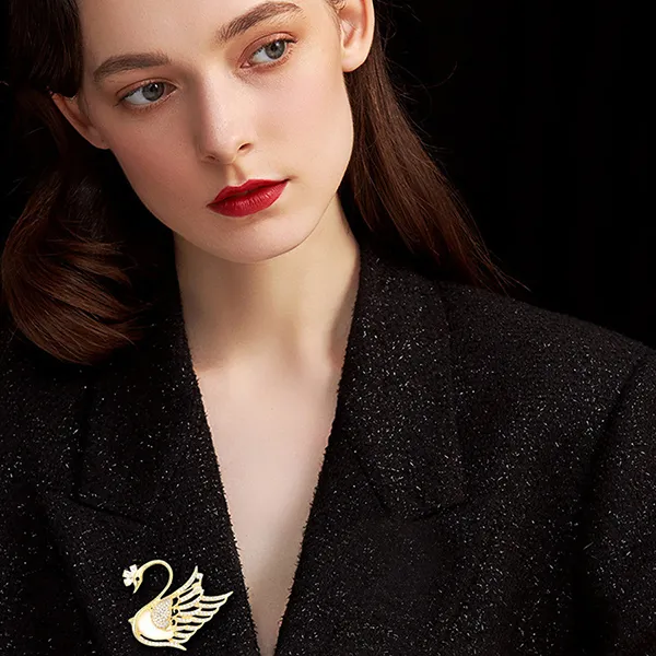 Cài Áo Nữ Meri Stunning Swan BR705 Màu Vàng Gold