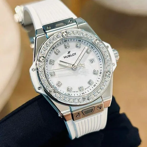 Đồng Hồ Nữ Hublot One Click 33mm White Diamond Benzel 485.SE.2210.RW.1204 Màu Trắng