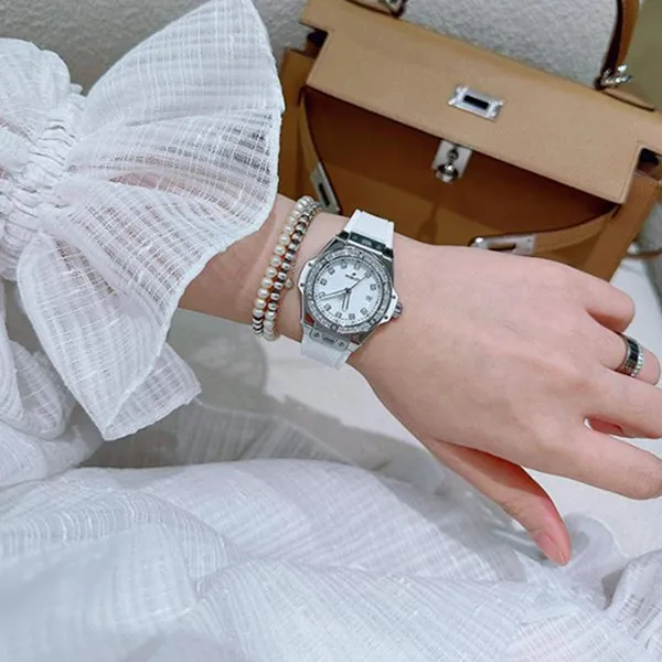Đồng Hồ Nữ Hublot One Click 33mm White Diamond Benzel 485.SE.2210.RW.1204 Màu Trắng