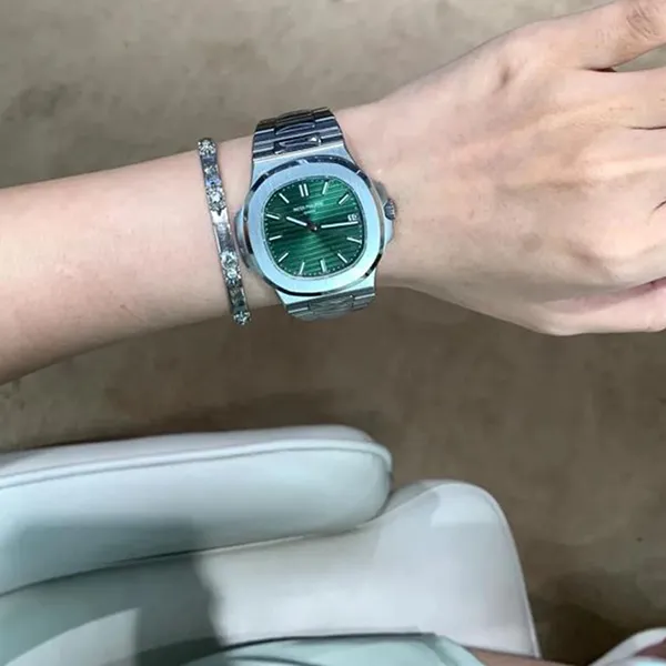Đồng Hồ Patek Philippe Nautilus 5711/1A-014 Olive Green Màu Bạc Xanh