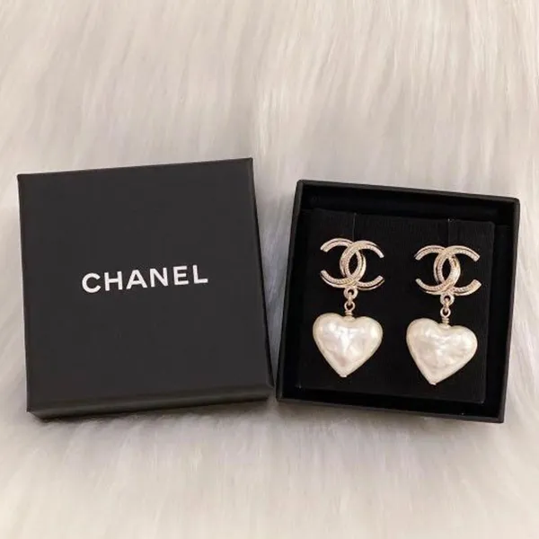 Khuyên Tai Nữ Chanel 22C Heart Pearl Pendant CC Dangle Earrings Màu Vàng - 1