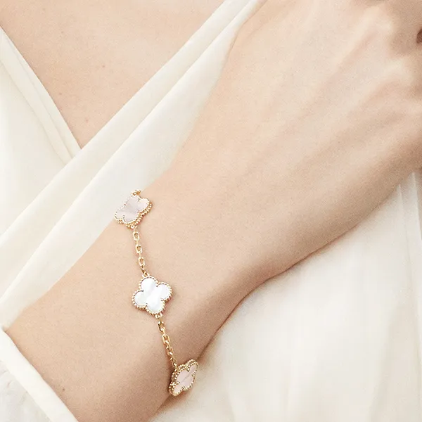 Vòng Đeo Tay Nữ Van Cleef & Arpels Vintage Alhambra Bracelet, 5 Motifs VCARA41800 Màu Vàng Gold