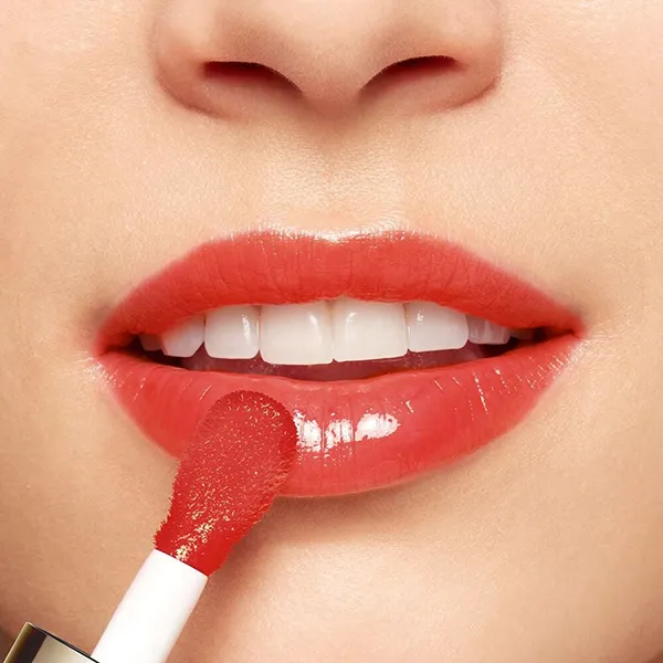 Dầu Dưỡng Ẩm Căng Mọng Môi Clarins Lip Comfort Oil 08 Strawberry Màu Đỏ 7ml