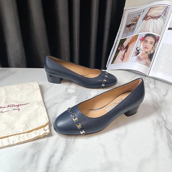 Giày Cao Gót Nữ Salvatore Ferragamo Leather Pim Chain Detail Pumps Màu Xanh Navy Size 35