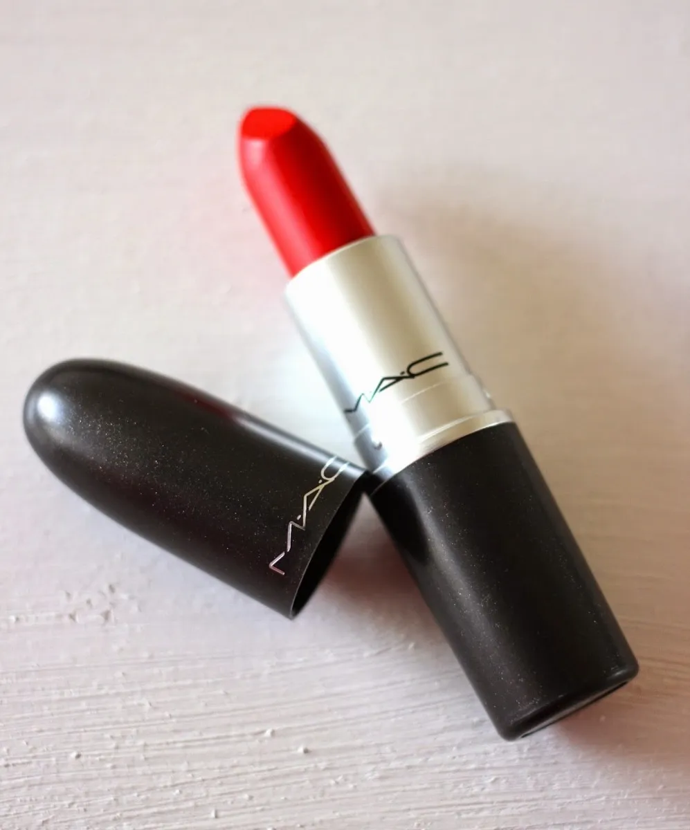 Son MAC Ruby Woo màu đỏ siêu lì