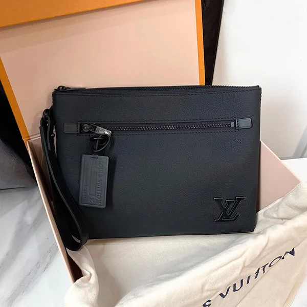 Túi Cầm Tay Nam Louis Vuitton LV Grained Calfskin Aerogram Takeoff Pouch Black Màu Đen