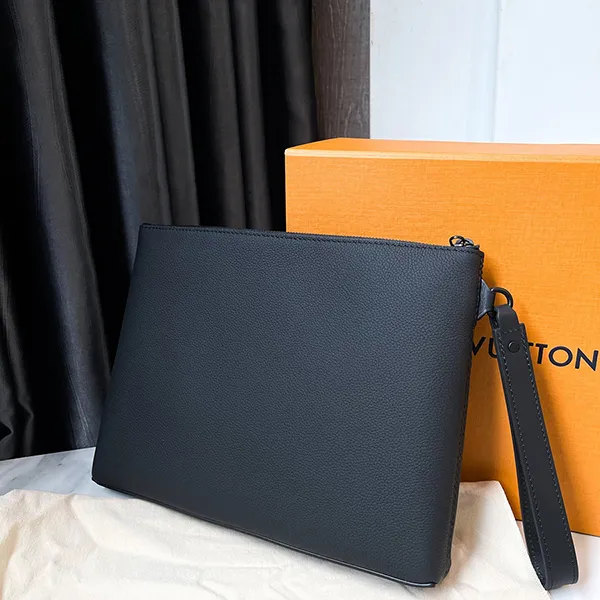 Túi Cầm Tay Nam Louis Vuitton LV Grained Calfskin Aerogram Takeoff Pouch Black Màu Đen