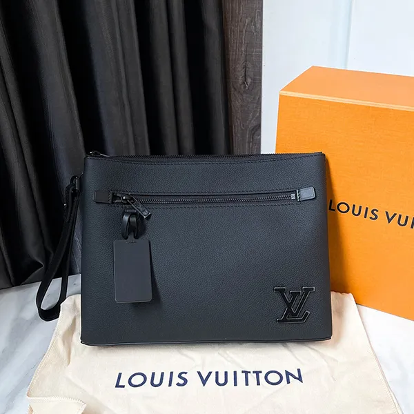 Túi Cầm Tay Nam Louis Vuitton LV Grained Calfskin Aerogram Takeoff Pouch Black Màu Đen